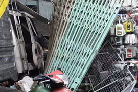 Xe tải mất phanh húc sập nhà, 1 người chết, nhiều người trọng thương