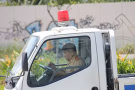 CSGT trốn nắng, vào xe máy lạnh... xử lý ô tô lật nhào?