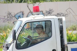 CSGT trốn nắng, vào xe máy lạnh... xử lý ô tô lật nhào?