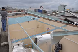 TP HCM: Mưa giông kinh hoàng... người chết, nhà tốc mái, tường sập