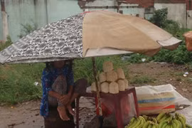 Sài Gòn mưa dầm dề... con buôn ế ẩm mốc mặt