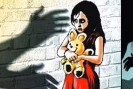 Hiếp dâm con ruột rồi đem bỏ chợ, “hú hí” với nhân tình