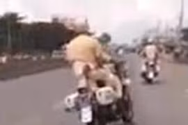 “Bồ câu trắng” đánh võng trên đường để... ngăn chặn tiêu cực