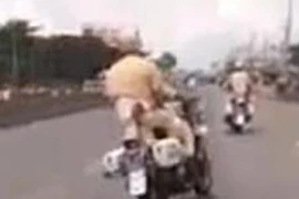 “Bồ câu trắng” đánh võng trên đường để... ngăn chặn tiêu cực