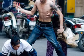 Kinh hoàng con giết mẹ, chém anh giữa chợ