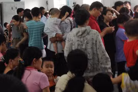 Nghẹt kín phụ huynh đưa trẻ tiêm phòng vì hãi sởi
