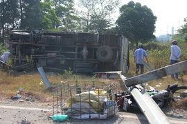 Kêu la thất thanh vì xe tải húc barie, lật nhào