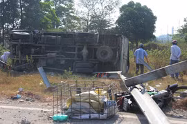 Kêu la thất thanh vì xe tải húc barie, lật nhào