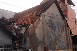 Loạt nhà “cổ”... chờ sập trên đại lộ hiện đại nhất TPHCM