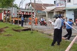 Hoảng hốt vì hố ga phát nổ giữa trời mưa ở Sài Gòn