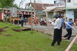 Hoảng hốt vì hố ga phát nổ giữa trời mưa ở Sài Gòn