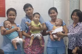 Mong ước có tiền mổ mắt của mẹ cô gái tật nguyền vắn số