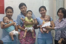 Mong ước có tiền mổ mắt của mẹ cô gái tật nguyền vắn số