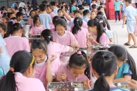 Chờ kết luận “ngộ độc”, học sinh vẫn ăn thực phẩm VISSAN