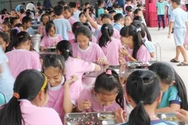 Chờ kết luận “ngộ độc”, học sinh vẫn ăn thực phẩm VISSAN