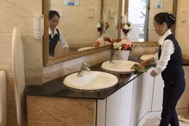 Cận cảnh nhà vệ sinh 5 sao ở trung tâm HCM