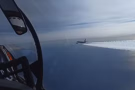 Hai tiêm kích Nga “tranh giành” quyền hộ tống máy bay Mỹ