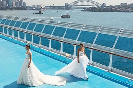 Ngắm sàn catwalk giữa đại dương tại Sydney của Jessica Minh Anh