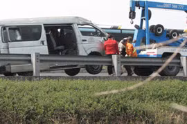 Ô tô nổ lốp trên cao tốc Trung Lương-TP HCM, 6 người nhập viện