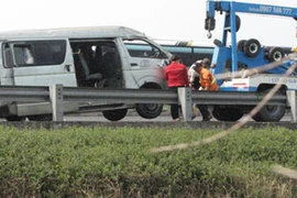 Ô tô nổ lốp trên cao tốc Trung Lương-TP HCM, 6 người nhập viện