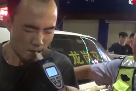 Phì cười clip tài xế say rượu cố nín thở để “lừa gạt” cảnh sát