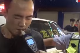 Phì cười clip tài xế say rượu cố nín thở để “lừa gạt” cảnh sát