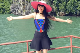 Siêu mẫu Jessica Minh Anh thích thú khám phá vịnh Hạ Long