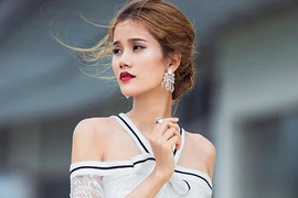 Quán quân Hương Ly đẹp ngọt ngào trên phố Sài Gòn