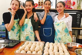 Lan Khuê vui vẻ cùng học trò làm bánh tặng trẻ em 