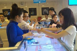 Bóc mẽ chiêu móc túi khách mua bán vàng