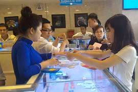 Bóc mẽ chiêu móc túi khách mua bán vàng