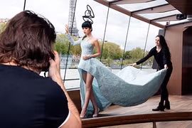 Jessica Minh Anh hé lộ hậu trường chụp ảnh hoành tráng