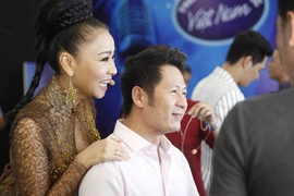 Thu Minh thân thiết với Bằng Kiều ở hậu trường Vietnam Idol
