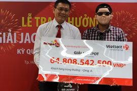 Thắc mắc người đeo mặt nạ nhận giải xổ số Vietlott