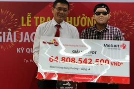 Thắc mắc người đeo mặt nạ nhận giải xổ số Vietlott