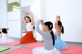 Thanh Thúy hào hứng dạy múa cho trẻ em tại CH Czech