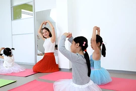 Thanh Thúy hào hứng dạy múa cho trẻ em tại CH Czech