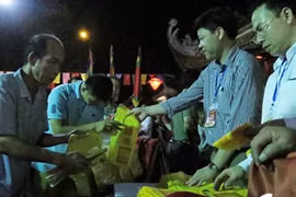 Ảnh: Vạn người thức đêm chen chân xin Ấn đền Kiếp Bạc