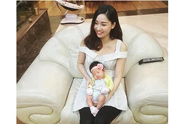 Á hậu Ngô Trà My khoe con gái tròn một tháng tuổi