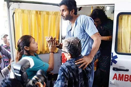 Bạn trai “Cô dâu 8 tuổi” khóc lóc tại sở cảnh sát