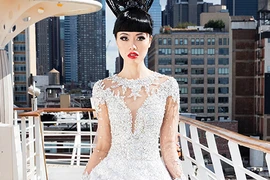 Jessica Minh Anh diện váy 25 kg diễn thời trang ở Mỹ