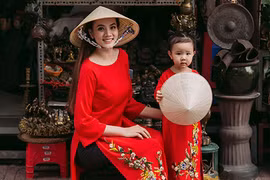 Con gái Trang Nhung ngượng ngùng trước ống kính