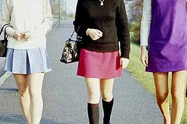 Khuyến cáo công chức không được xăm hình, mặc váy ngắn