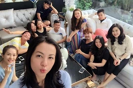 Ngọc Thúy vui vẻ cùng bạn mặc ồn ào với Phan Như Thảo