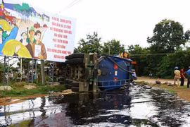 Tài xế xe bồn ngủ gục, hàng chục tấn nhựa đường tràn ra ngoài