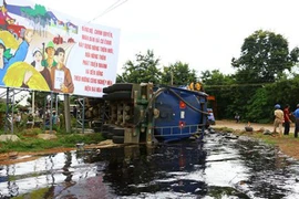 Tài xế xe bồn ngủ gục, hàng chục tấn nhựa đường tràn ra ngoài