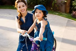 Con gái Jennifer Phạm hào hứng tập đi xe đạp