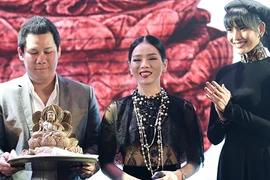 Trương Thị May thuyết phục thành công Lệ Quyên đấu giá tượng