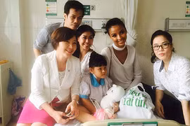 Thu Phương cùng Hoa hậu Pháp 2014 đến thăm bệnh nhân nhí