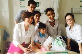 Thu Phương cùng Hoa hậu Pháp 2014 đến thăm bệnh nhân nhí